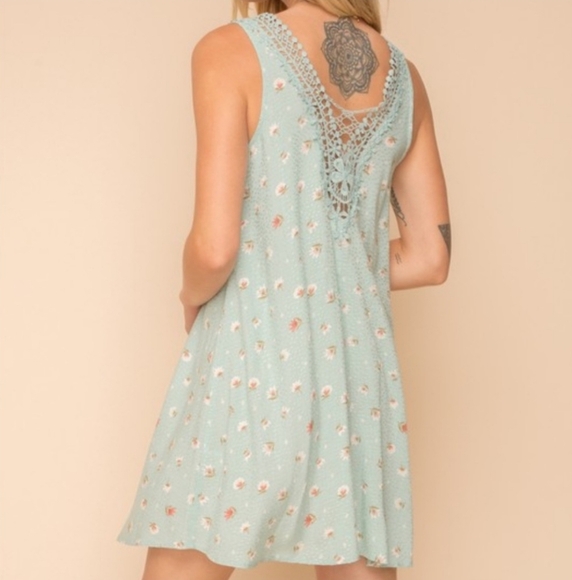 Hem & Thread Crocheted Back Floral Swing Dress NWT - Picture 2 of 9